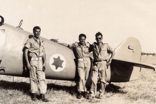 American volunteers together with Israeli pilot in front of an Avia S-199, flew the first combat mission in the Israel War of Independence. Source: Jewish Journal