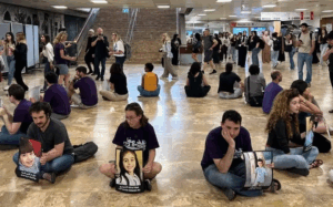 מיצג של עומדים ביחד תיעוד ברשתות חברתיות לפי סעיף 27 א' לחוק זכויות יוצרים